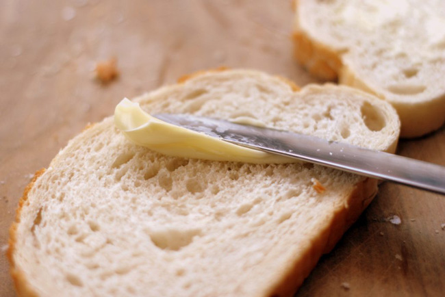 phết bơ lên bánh mì